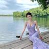 Elegancka damska sukienka maxi bodycon z fioletowym nadrukiem akwarelowym, bez pleców