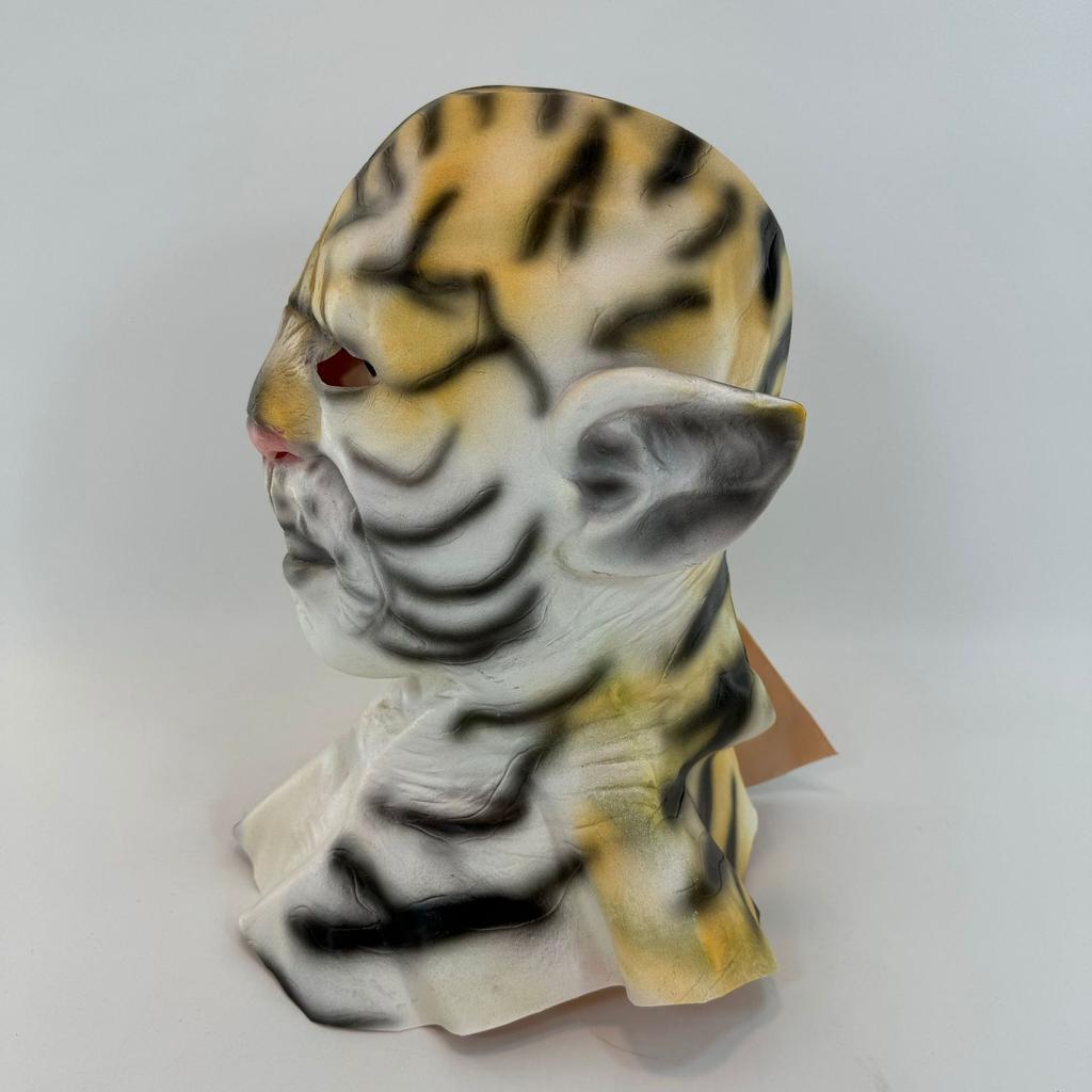 Maschera testa di tigre oggetto di scena per spettacolo teatrale