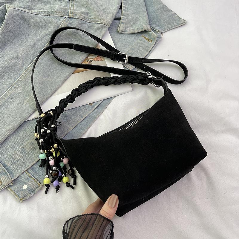 

This year, the popular messenger small bag women s 2025 new autumn and winter shoulder bag high-value retro portable bucket bag чёрный