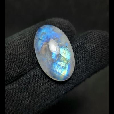 34,05 Karat natürlicher, auffälliger Regenbogen-Mondstein-Edelstein in ovaler Cabochon-Form, Größe 30 x 18 x 8 mm.