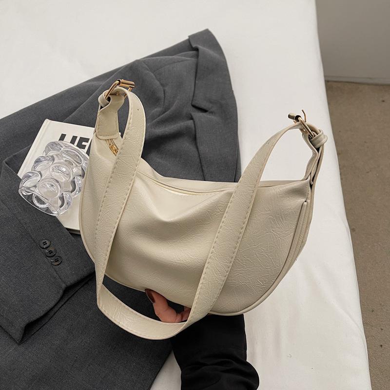 

Niche design bag women s 2025 new autumn and winter Maillard retro shoulder underarm bag versatile messenger dumpling bag бежевый