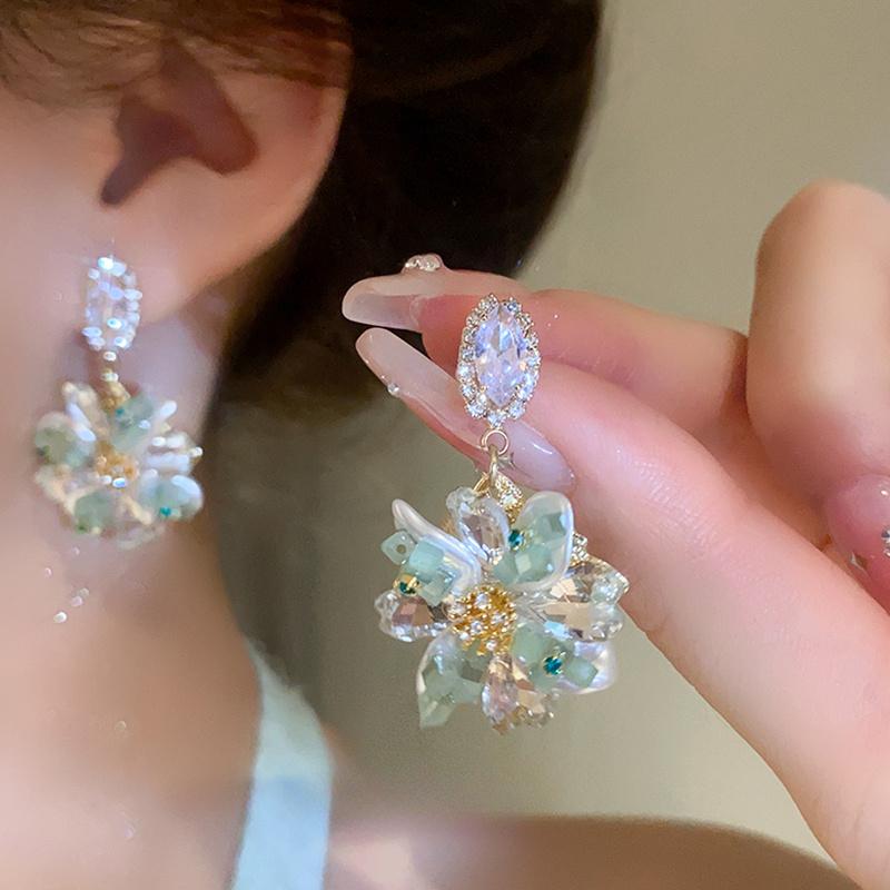 A Pair of Vintage Elegant Bling-Bling Exquisite Flower Earrings