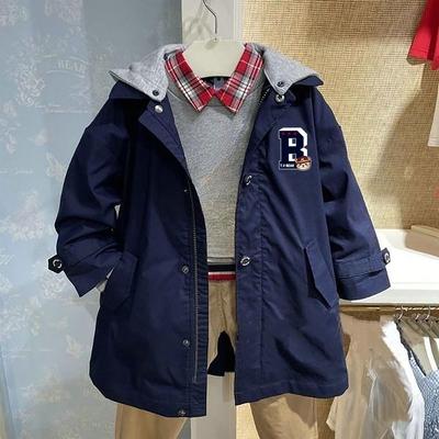 Jungen Windbreakerjacke im koreanischen Stil, Frühling/Herbst 2025, mit abnehmbarer Kapuze und Reißverschluss.