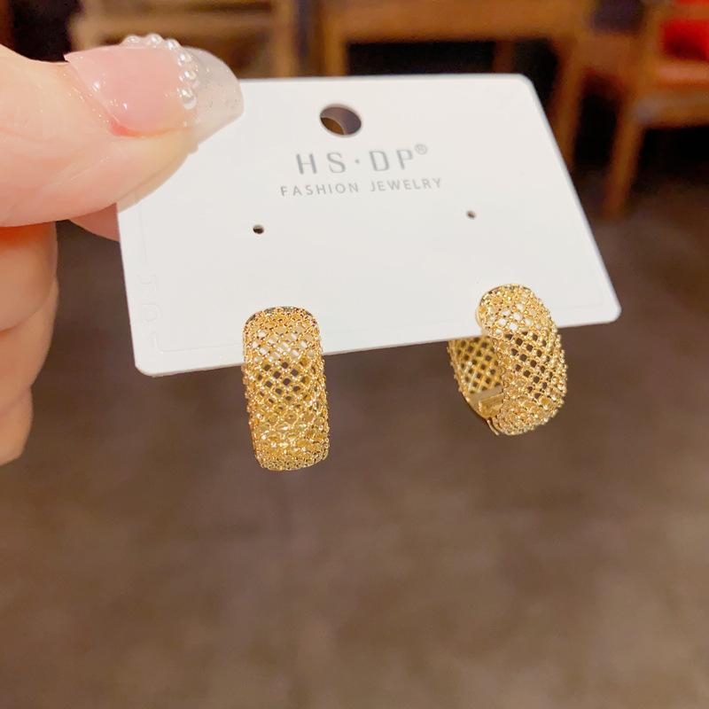 Niche Temperament, Fashionable Design, Simple Metal Hollow Personality, Light Luxury and Versatile Earrings
