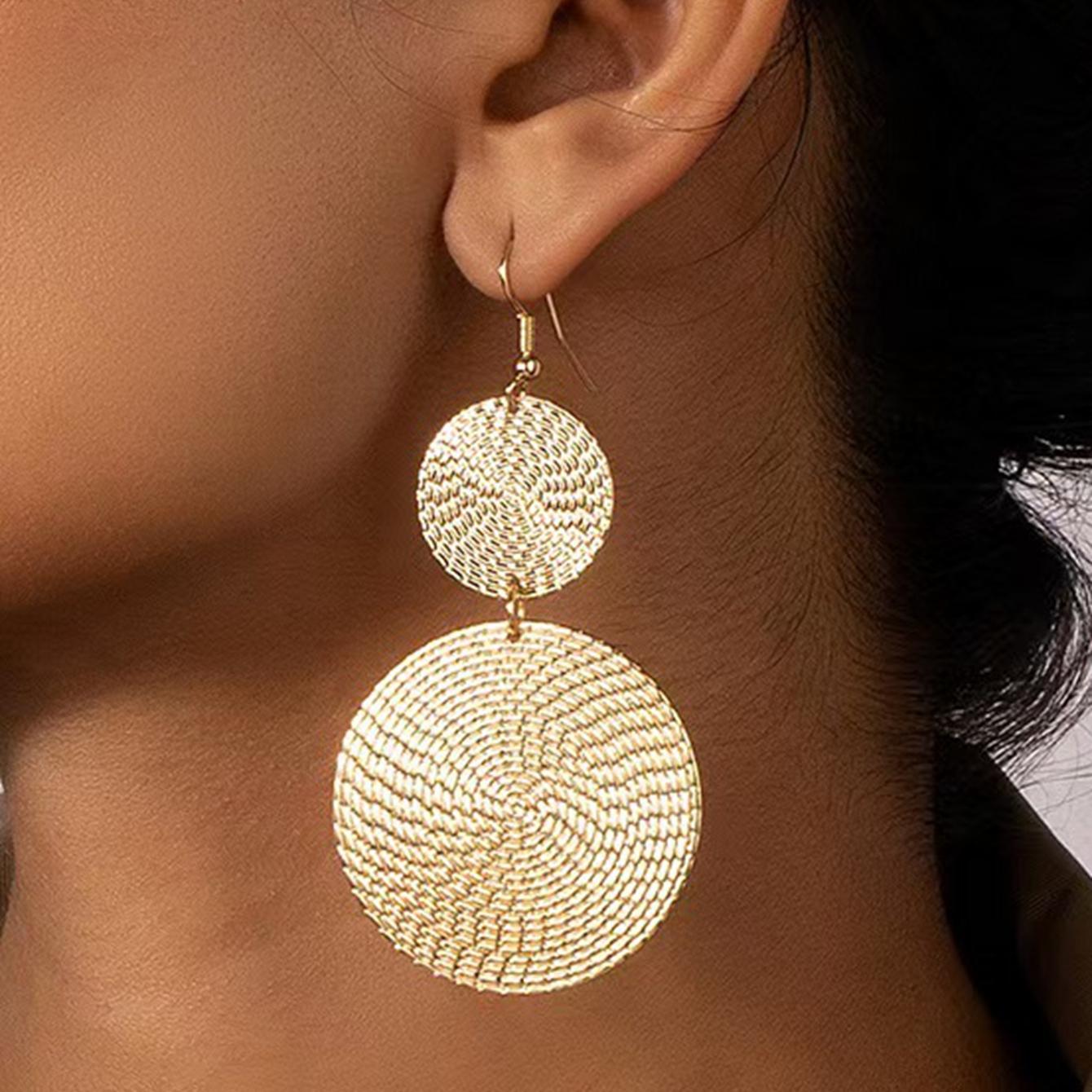 

A Pair of Women s Earrings, Trendy Rock-Style Matte Round Long Earrings, Suitable for Daily Wear, Parties, Vacations, and Gift-Giving