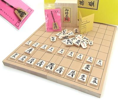 Drewniany zestaw shogi, elementy do rzeźbienia Yamagata Tendo Yoyo z netsuke, Shin-Katsura No. 7 składanych plansz do gry w shogi i najpopularniejszych wysokiej jakości tłoczonych