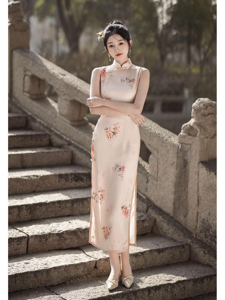 2024 Summer Young Elegant Sleeveless Cheongsam: Modern Literary Style