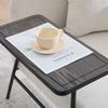 Poltrona individual moderna com encosto de tecido confortável e dois compartimentos de arrumação, complementada por uma mesa lateral prática.