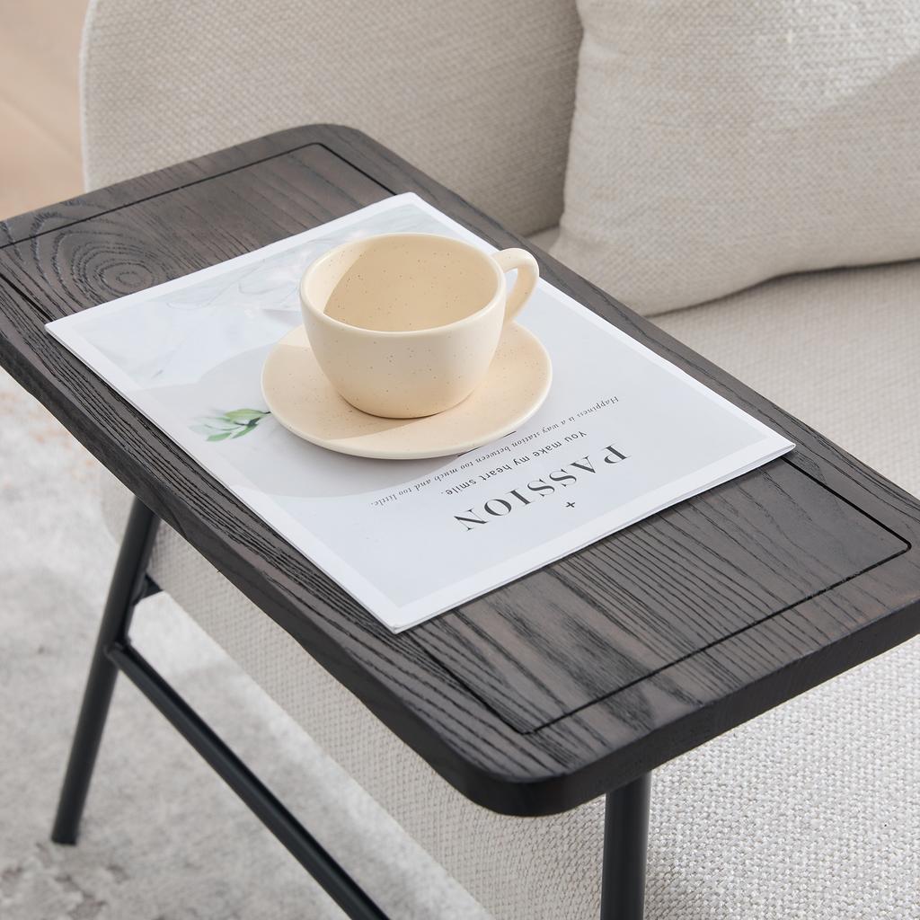Poltrona individual moderna com encosto de tecido confortável e dois compartimentos de arrumação, complementada por uma mesa lateral prática.
