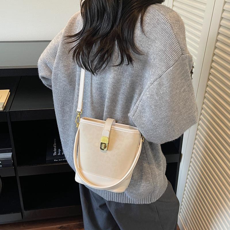 

Premium sense retro bucket bag women s 2025 autumn commuter messenger bag trendy Maillard hand bag shoulder bag