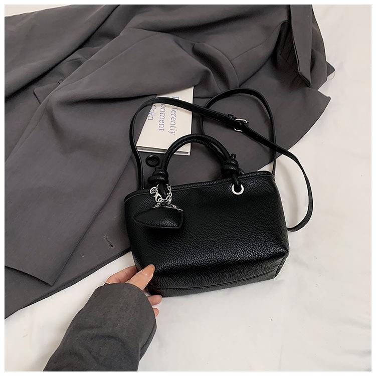 

2025 новая портативная овощная корзина с узором личи, маленькая сумка, женская сумка-ведро senmeng tide niche через плечо, маленькая сумка чёрный