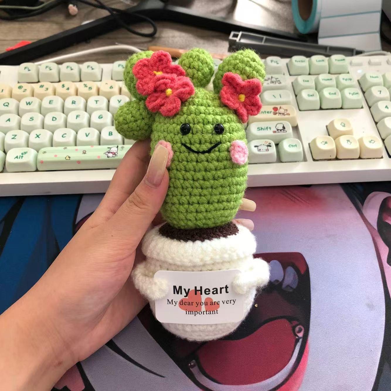 

Забавное вязаное крючком украшение в виде кактусов ручной работы для декора дома, комнаты, кукла-кактус с эмоциональной открыткой, рождественский подарок