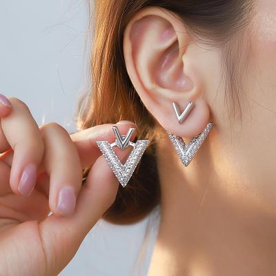 V Letter Stud Earrings, Women's Light Luxury Design, Simple and Exquisite Feeling, Wearing Triangular Cold Wind Earrings Before and After