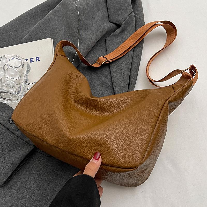 

Premium textured soft leather bag women s 2025 new fashion broadband messenger bag women s autumn versatile shoulder pillow bag
