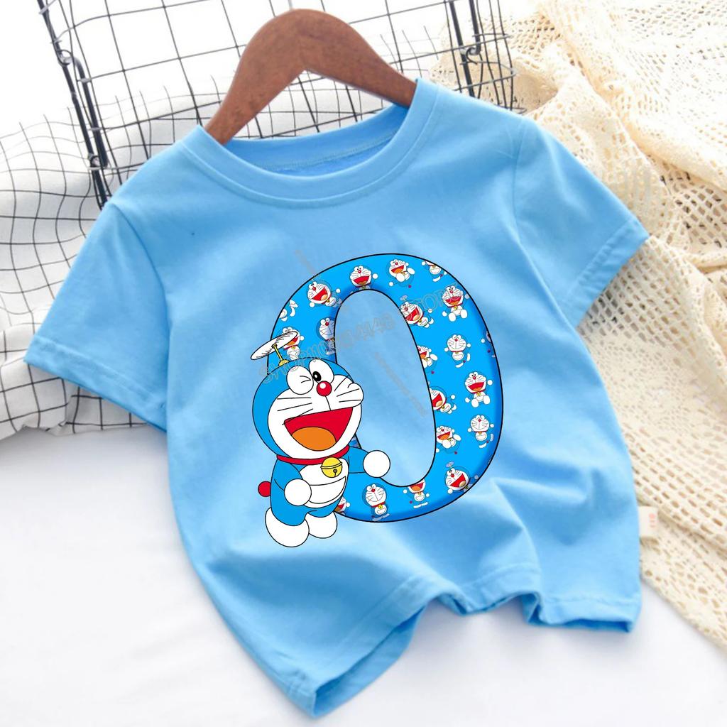 Doraemon Neues T-Shirt für Kinder Blau Buchstabe A-Z Tee Top Kawaii Cartoon Rundhals Kleidung Mode Kinder Anime Kleidung Geschenk