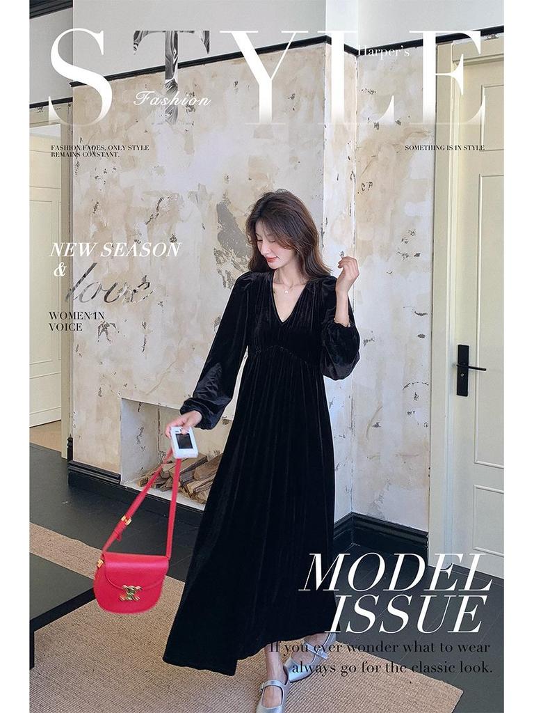 Złota Welurowa Sukienka w Stylu Hepburn: Jesień 2024 Francuska Retro Sukienka z Dekoltem V, Bufiastymi Rękawami, w Pasie, Długa