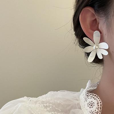 Personality Exaggerated Flower Metal Stud Earrings Female Cold Wind Simple Unique Light Luxury Fashion Temperament Versatile Earrings
