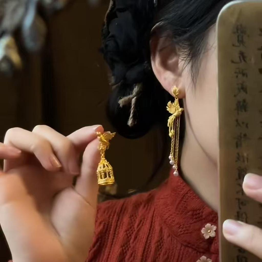 Goldene, asymmetrische Ohrstecker mit Vogelmotiv (2025) – Hochwertige, einzigartige Ohrstecker