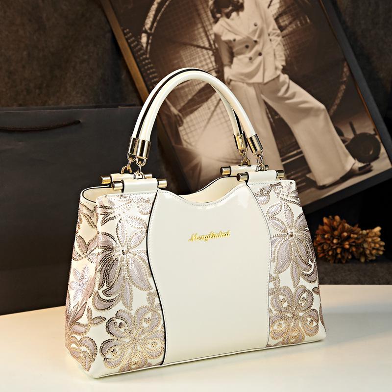 

Нова модна вишита сумочка білий