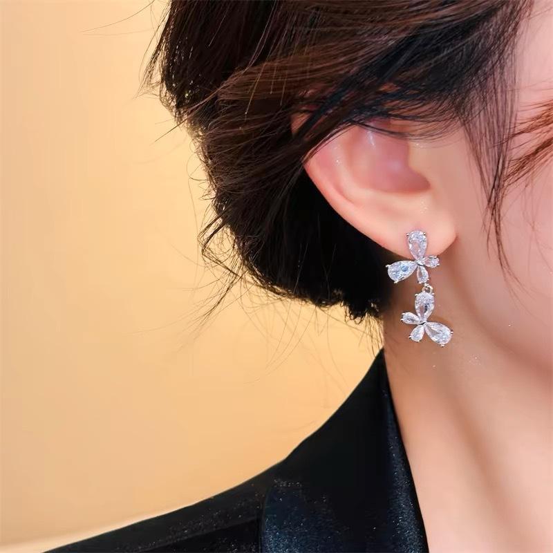 Spring and summer butterfly flashing zircon earrings, high-end elegant lady, sweet and cute butterfly versatile exquisite ear jewelry