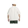 Nike Camicia da Uomo a Manica Corta Larga con Colletto a Punta, Fantasia Logo, Abbottonatura Singola, Orlo con Coulisse, Bianco FN3902-133