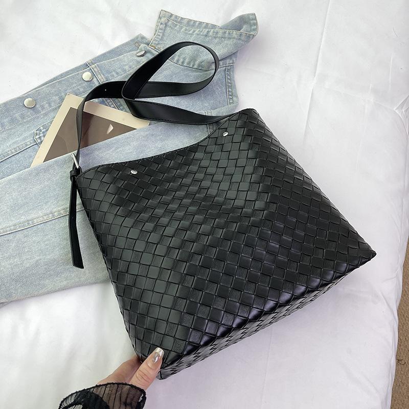 

Niche texture bucket bag women s 2025 new shoulder messenger bag large capacity commuter Korean retro armpit bag
