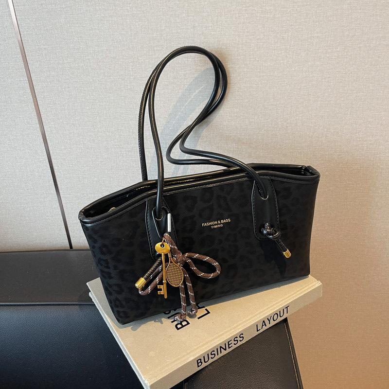 

High-Value Women s Fashion Tote: Versatile Leopard Print Large-Capacity Shoulder Bag for Outdoor and Commute чёрный