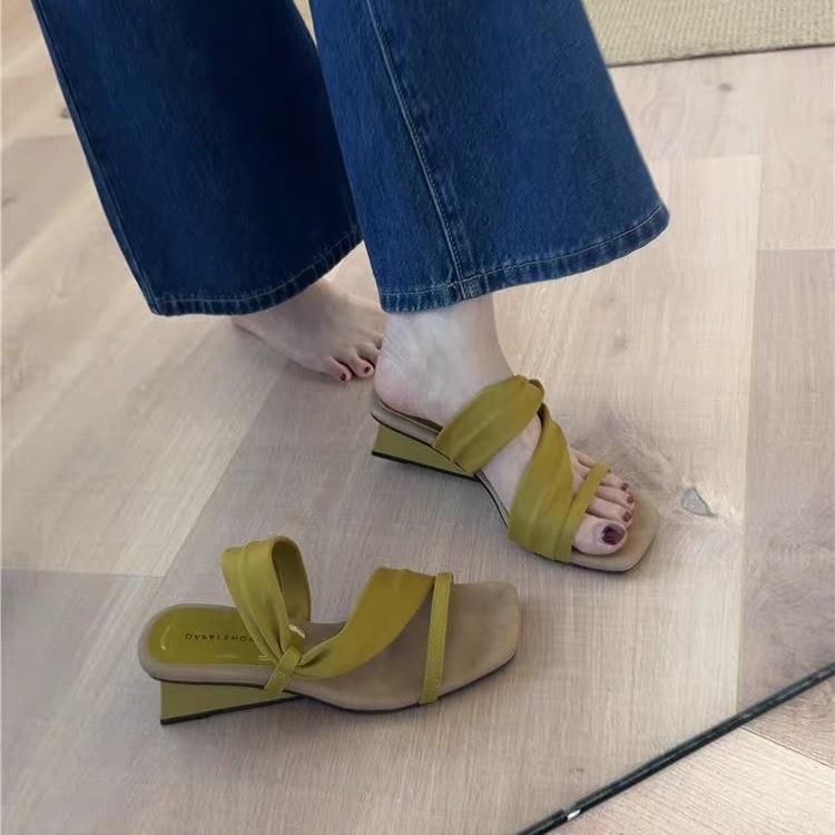 2025 new summer niche design temperament slope heel cool slippers fairy wear one-word high heels slippers