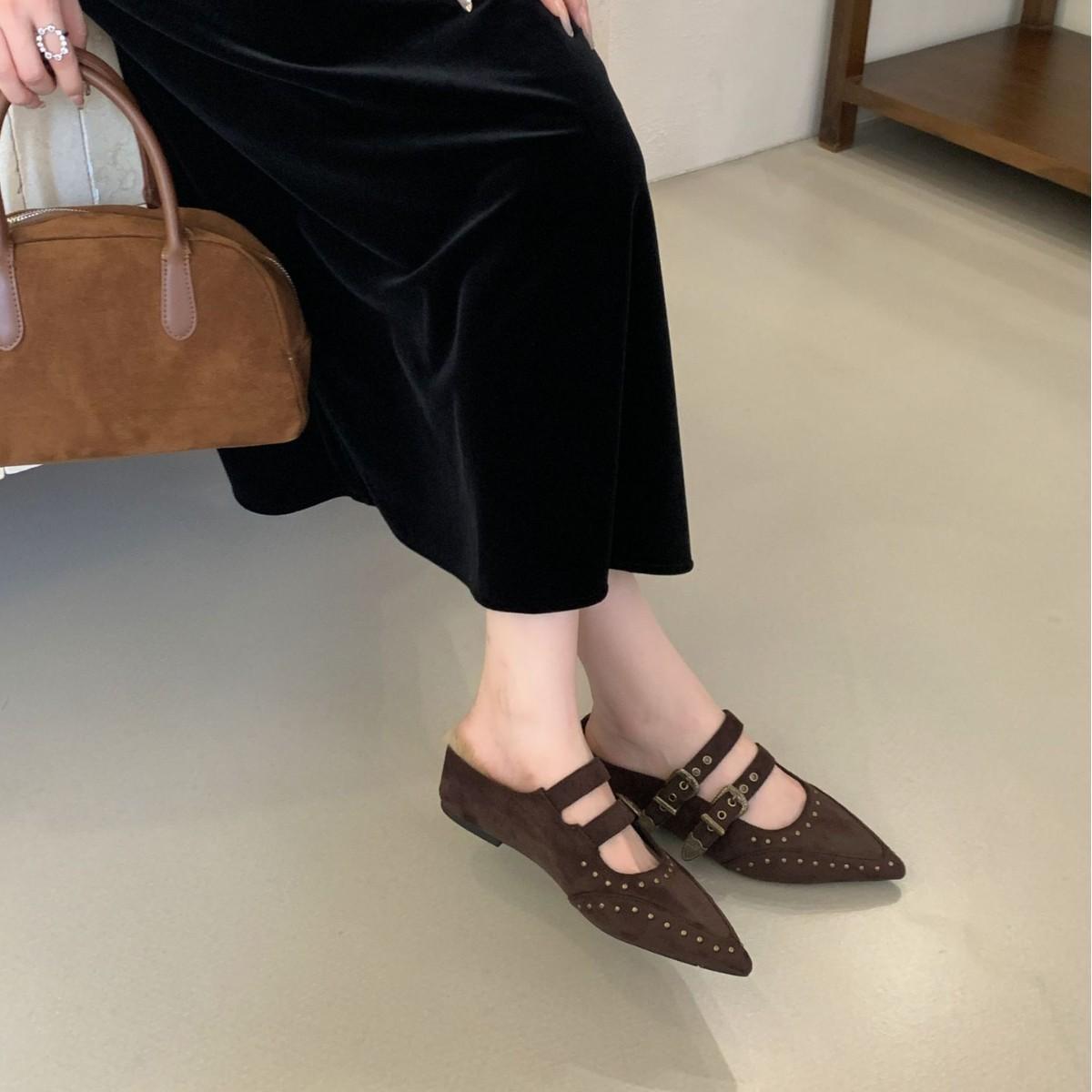 

Ретро заклепки острый носок женщина 2025 осень пряжка ремня мелкий вырез темперамент внутренняя высота увеличение ремень на одно слово полупакет драг 39 кофейный