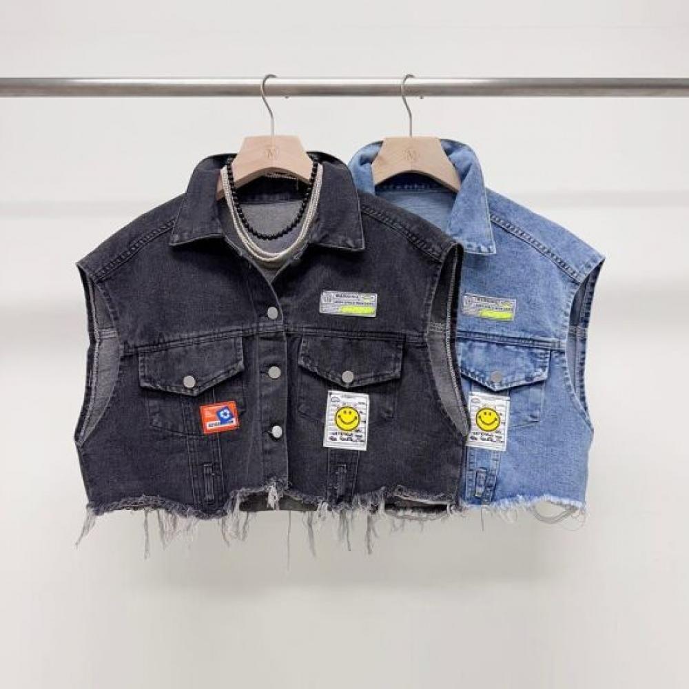 Mizqz Men S looSe Fit Short Crop Denim veSt With Smile Patch