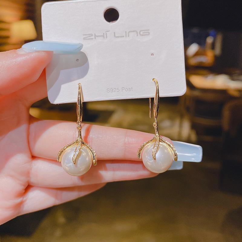 Fashion design sense Cute bunny fringed earrings Female creative sweet and cool exquisite stud earrings Versatile personality trendy earrings