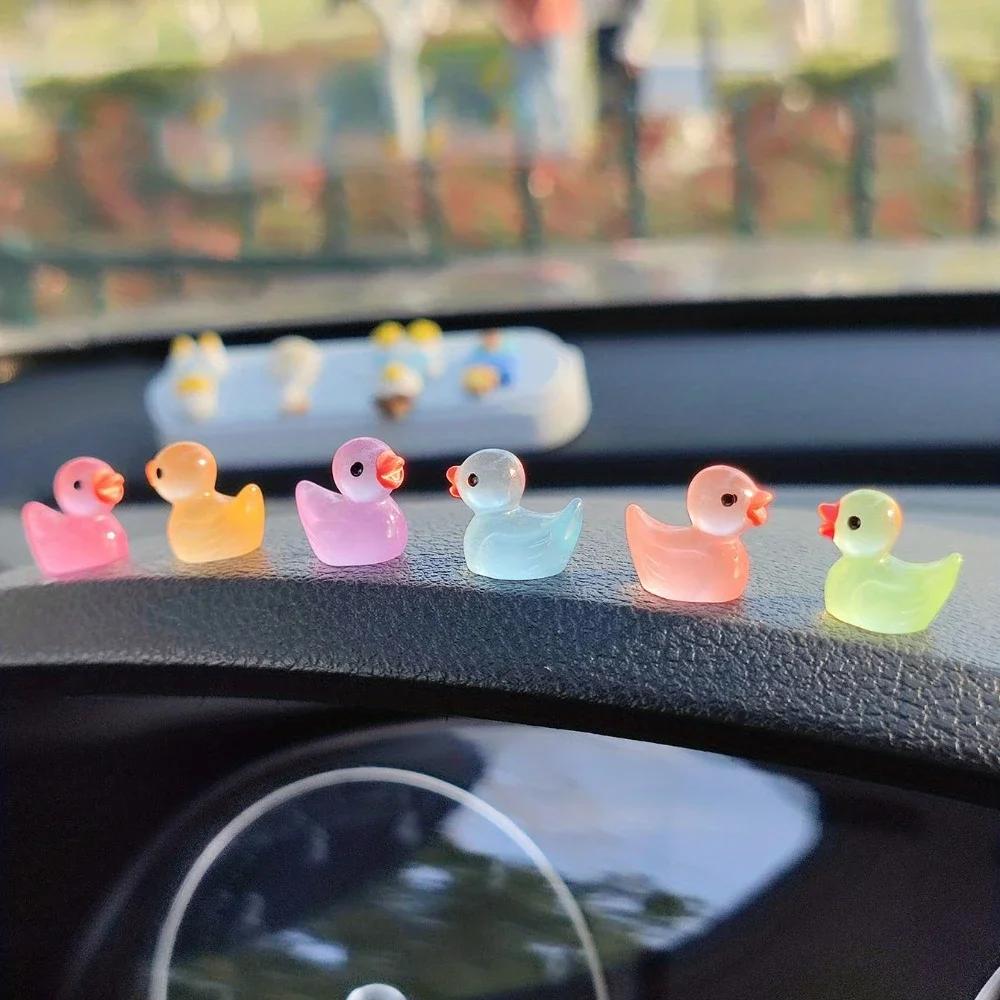 10 sztuk Zestaw Kaczuszek z Żywicy Świecących w Ciemności - Trwały i Uroczy Dekor na Deskę Rozdzielczą Samochodu dla Czarującego Wnętrza