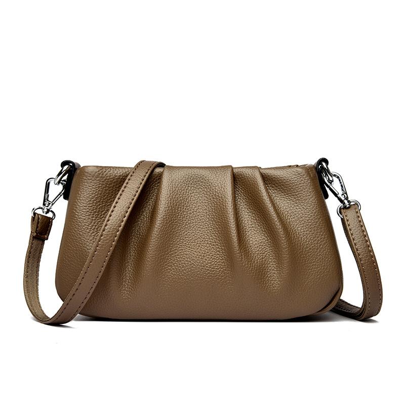 

Женские сумки популярны маленькими квадратными сумками через плечо и стильными одноплечевыми сумками-подмышками. серый