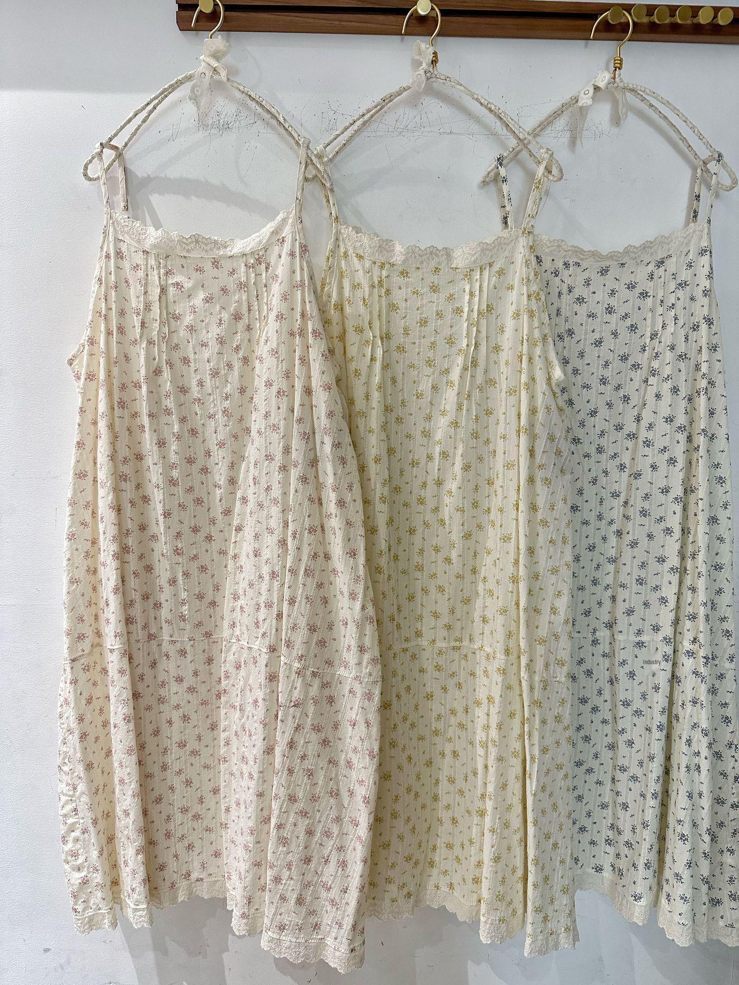 

Wei Qi Mori Style Floral Camisole Dress: Spring/Summer Layered Mid-Length Skirt with Front Pleats. One Size рожевий
