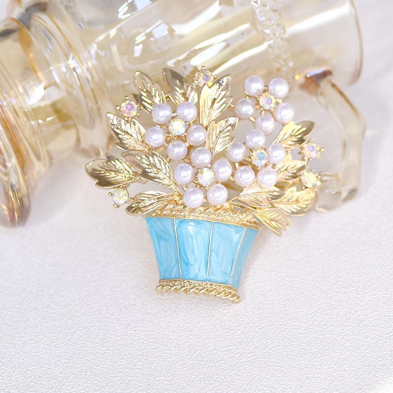 Exquisite Pearl Flower Brooches for Women Shiny Charming Lapel Pins Ideal Gift for Wife Mom Wedding Party Office Use
