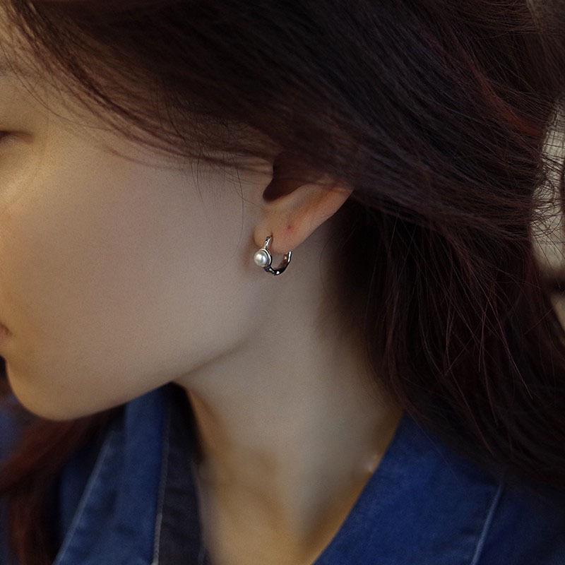 Arc Pearl Earrings for Women - High-End Niche Design, 2025 Winter Style