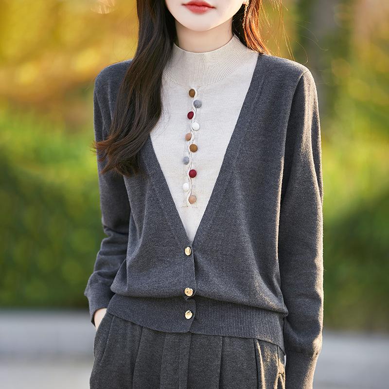 Spring and Autumn's New Semi-high Round-neck Long-sleeved, Color-blocking Design, Versatile Faux Two-piece Knitted Sweater
