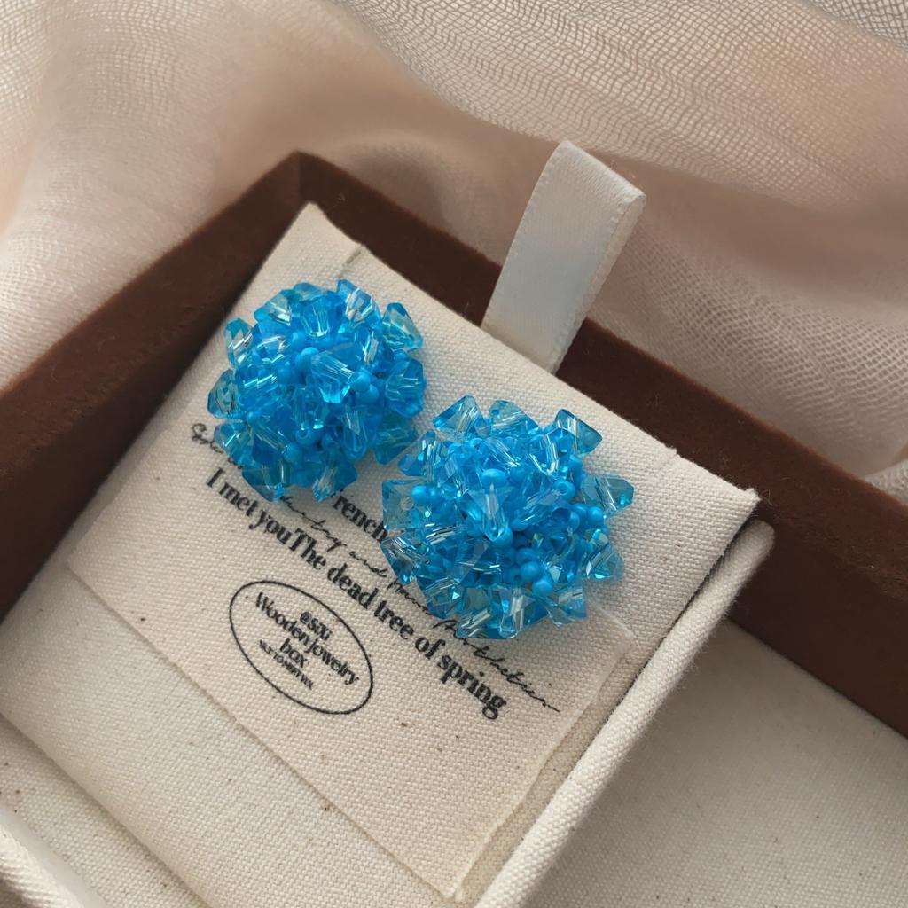 Multi-layer three-dimensional petal flower stud earrings, simple temperament, retro elegance, natural softness, daily high-end earrings