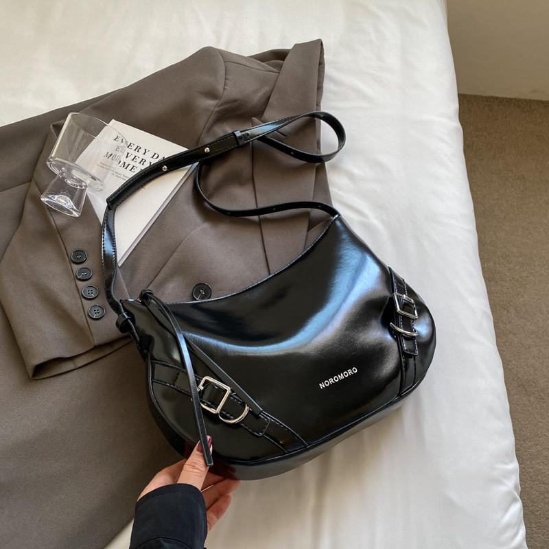 IELGY large-capacity commuter armpit bag, women's silver trendy fashion niche shoulder bag, textured versatile messenger bag