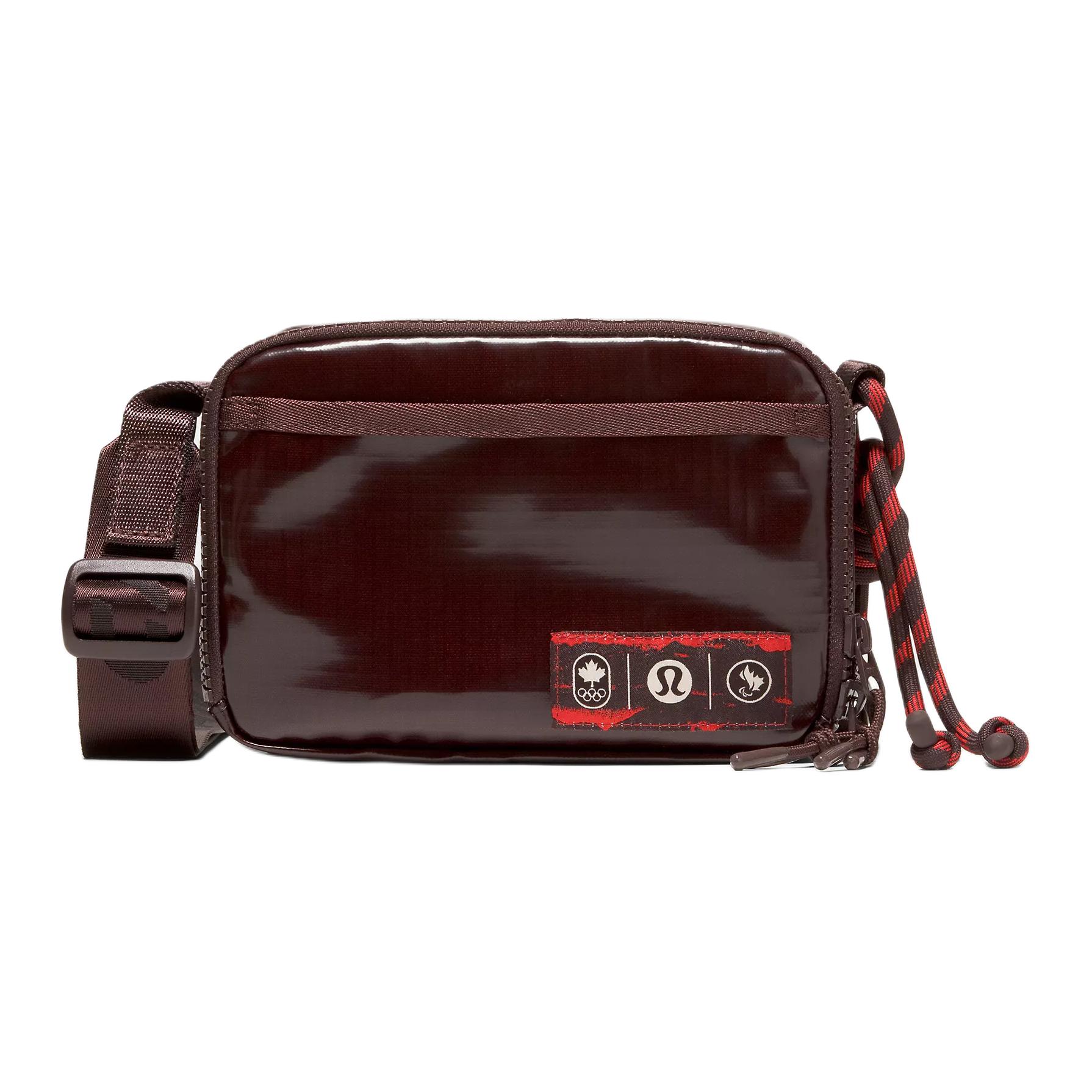 

Lululemon Team Canada Future Heritage 1.5L Solid Design Crossbody Bag Unisex bags Black-Pomegranate LU9DIKS-068321 Black pomegranate