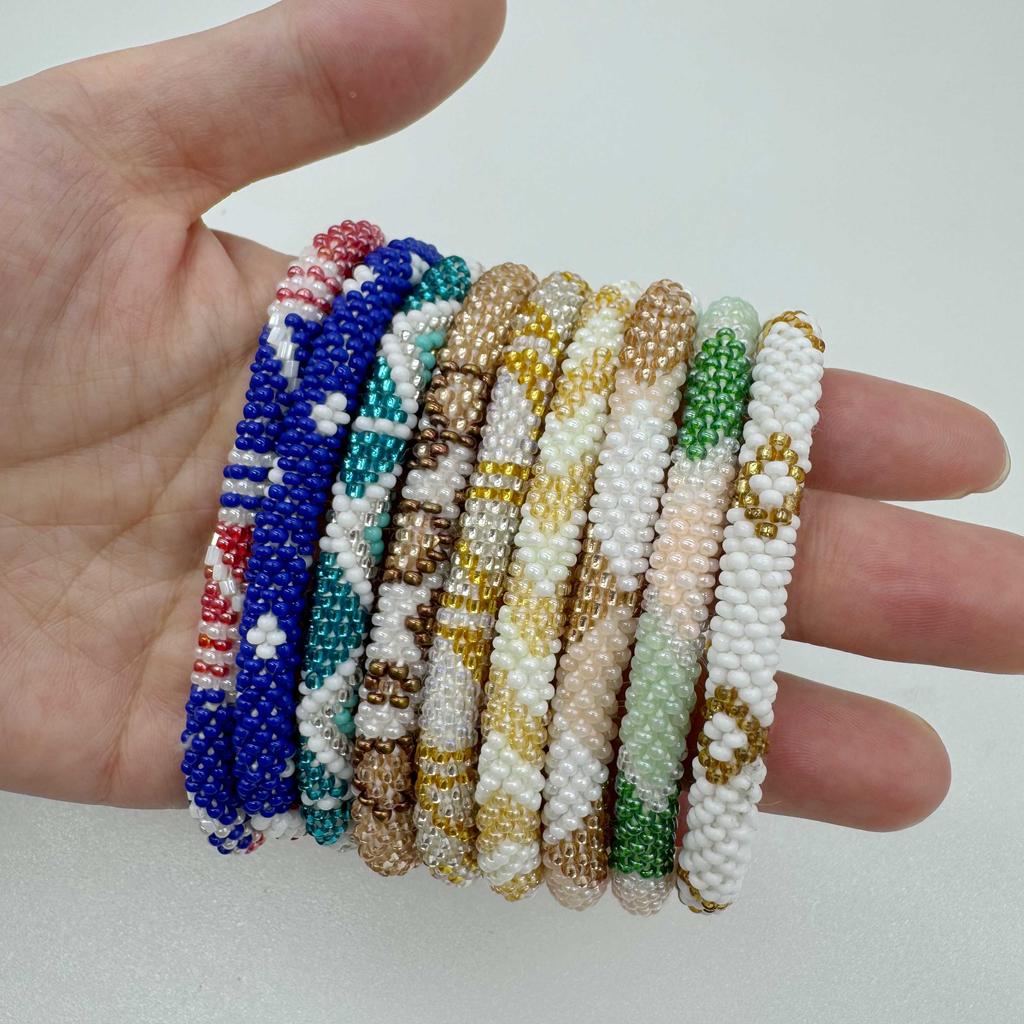 Pulsera minimalista de cuentas beige apilables, Joyería étnica nepalesa hecha a mano, Regalo para mujer para uso diario