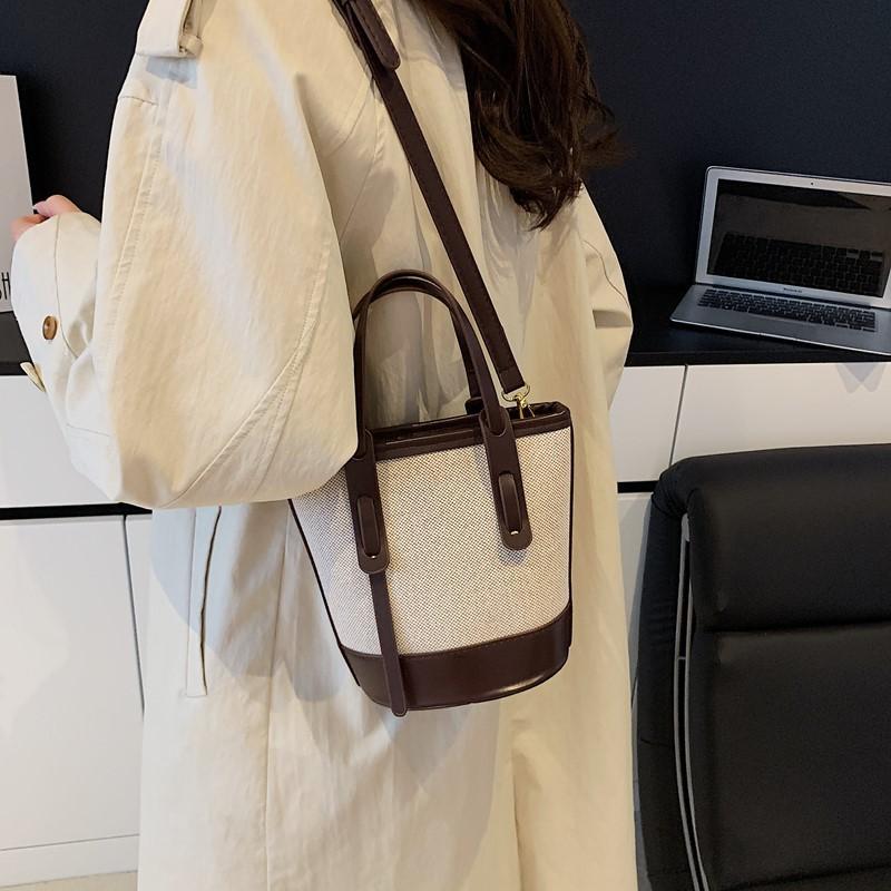 This year, the popular contrasting color bucket bag women's 2025 new niche fashion portable shoulder bag high-end messenger bag