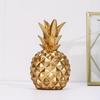 Un Grande Ananas Dorato in Resina Ornamento Decorativo