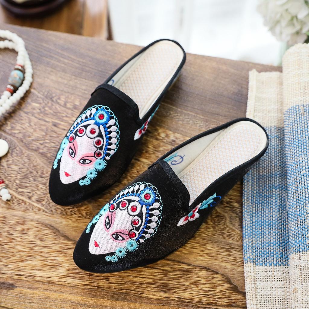 Pantofole, pantofole estive in tessuto Maschera facciale dell'Opera di Pechino Huadan sandali da donna a punta ricamati