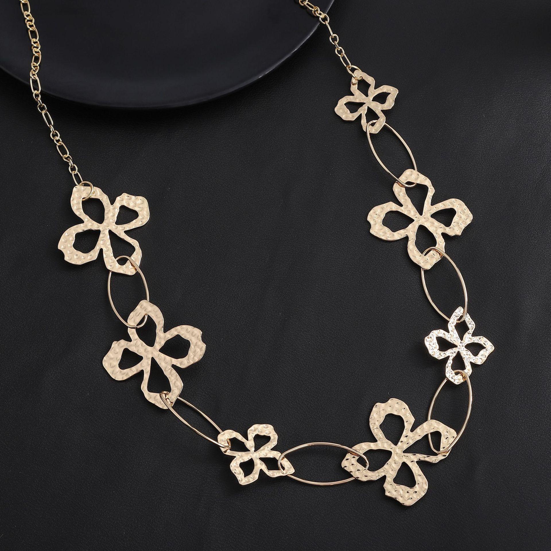 

Новое полое ожерелье из сплава в виде четырехлистного клевера, гальванизированное золотом и серебром, модное женское высококлассное ожерелье с длинной подвеской в виде лепестка