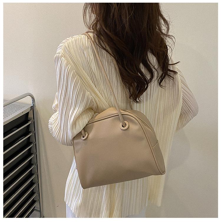 

PU Leather Bag Small Pillow Bag for Women 2026 New Fashion Solid Color Versatile Retro Shoulder Bag Summer Fashion Underarm Bag Tote Bag