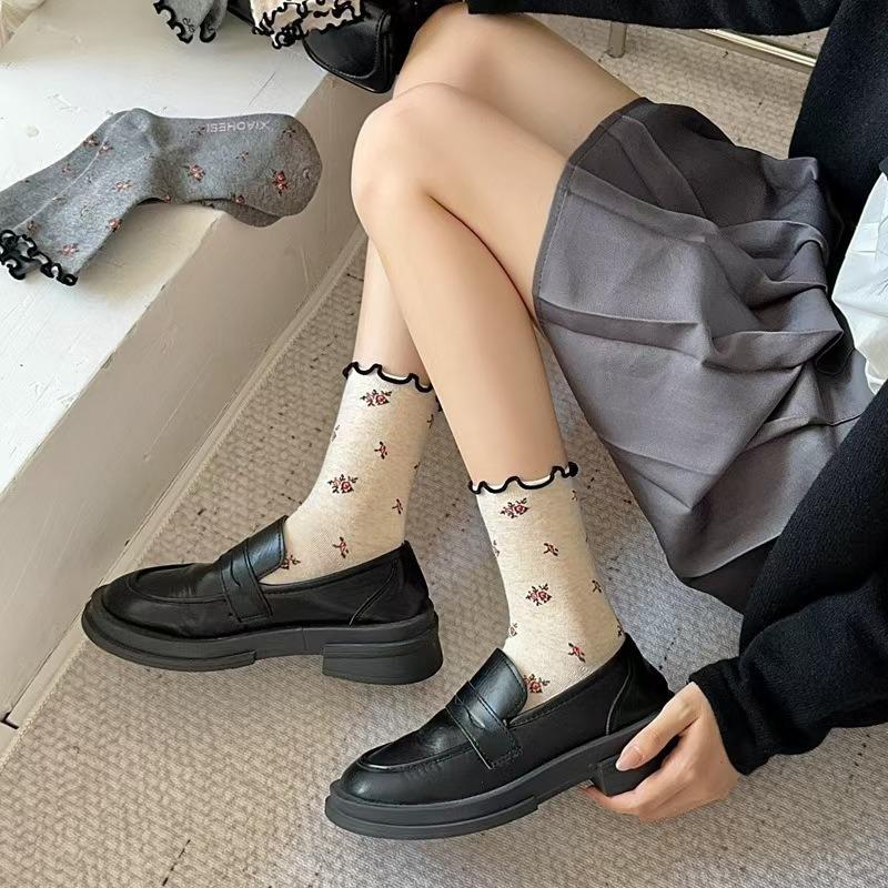 Women's Socks for Spring and Autumn: Retro Bow with Rolled-up Edges, Small Floral Patterns, Black Ear-trimmed Middle Tube, Pile Up Socks