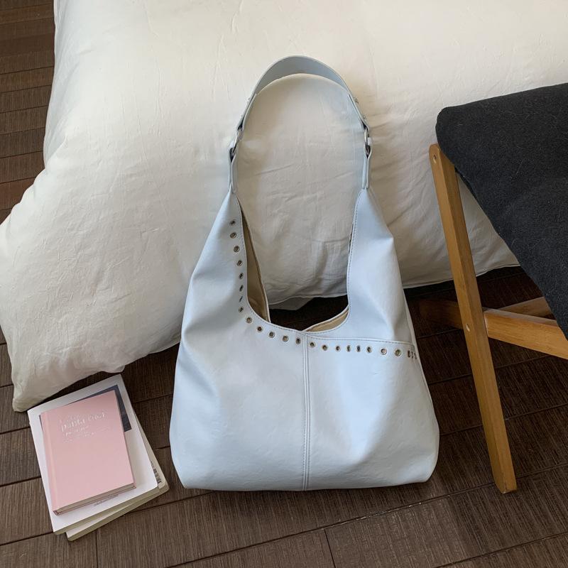 Large capacity fashion commuter tote bag women's 2026 spring new light luxury shoulder underarm bucket bag