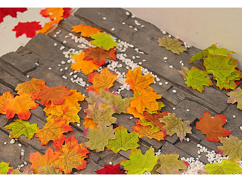 Artificial Red Maple Leaf & Green Leaves Decoration for Kindergarten, Shop Windows, and Landscaping