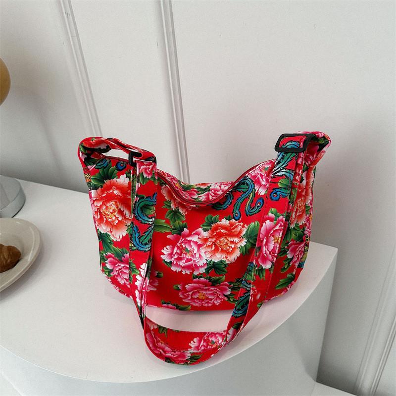 Fashionable Retro Style Crossbody Tote Bag In Elegant Floral Design Perfect For Everyday Use